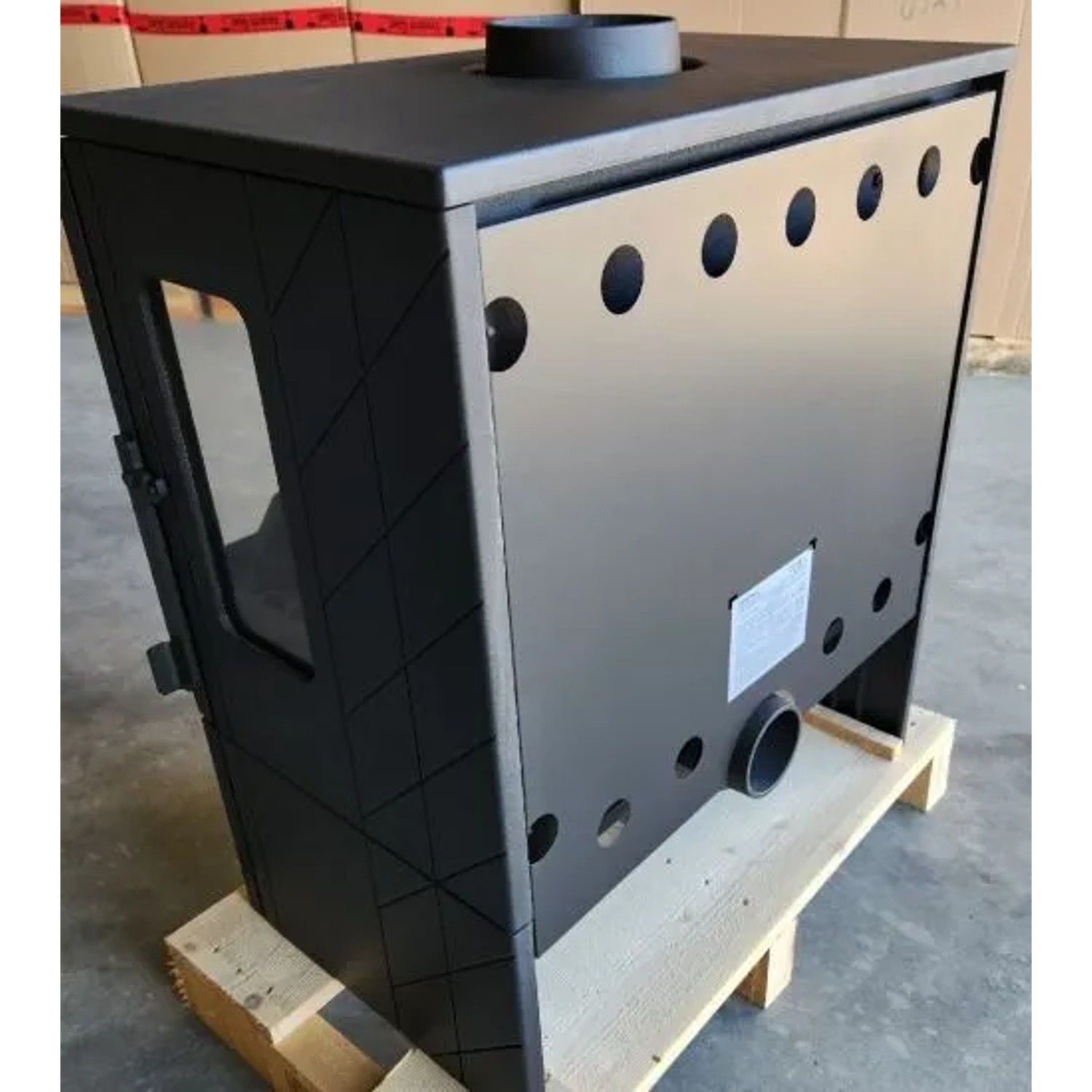 Plamen Gusskaminofen ECO 50, 12 kW, Rückansicht mit Details zu Anschlüssen und Designelementen.
