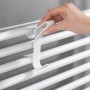 Wenko Universal Flexi Haken für Handtuchheizkörper in Weiß, angebracht an einem Heizkörper.