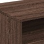 Nahaufnahme eines braunen Couchtisches in Eichen-Optik aus Holzwerkstoff mit sichtbarer Maserung und offenem Fach.