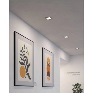 Quadratischer, nickel-matter Eglo LED-Einbauspot Fueva 5 in Decke integriert.