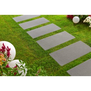 Verlegte Kann Terrassenplatten Casavera Maxx Dunkelgrau 80x40 cm im Garten.
