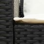 Detailaufnahme: Schwarze Garten-Sofagarnitur aus Rattan mit cremefarbenen Kissen.
