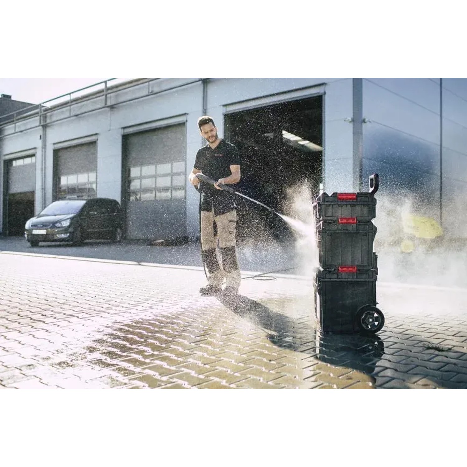 PROREGAL QBRICK Werkzeugkasten One (38L) mit Deckel, Frontgriff und Klemmverschlüssen, schwarz.