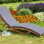 Gartenliege Cuba aus Eukalyptusholz mit anthrazitfarbener Auflage im Garten.
