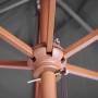 Sonnenschirm: Detail des braunen Holzgestells mit Seilzugmechanismus und anthrazitfarbenem Stoff.