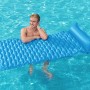 Blaue Bestway Luftmatratze Float'n Roll (213x86 cm) mit Person im Pool.