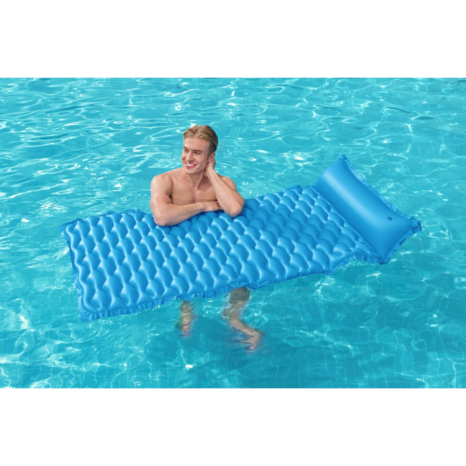 Blaue Bestway Luftmatratze Float'n Roll (213x86 cm) mit Person im Pool.