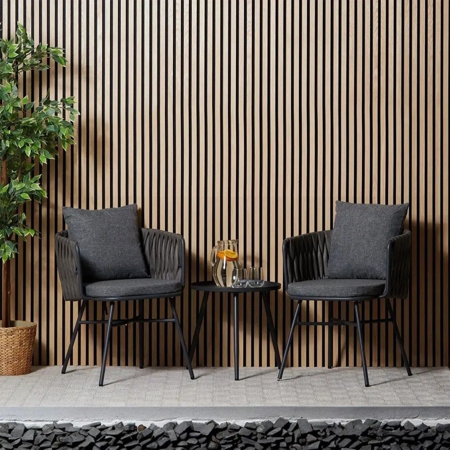 Graues Homestyle4u Gartenmöbel Set: Zwei Stühle mit Rattanoptik, bequemen Kissen und runder Beistelltisch für Balkon/Terrasse.