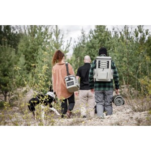Petromax Kühlrucksack Set mit Kühlakku, Isolierflasche (1L), grau, Outdoor-Szene.