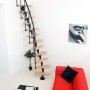 Minka Raumspartreppe Nizza Buche Schwarz, Ansicht im Wohnraum. Innentreppe mit Holzstufen und schwarzem Geländer.