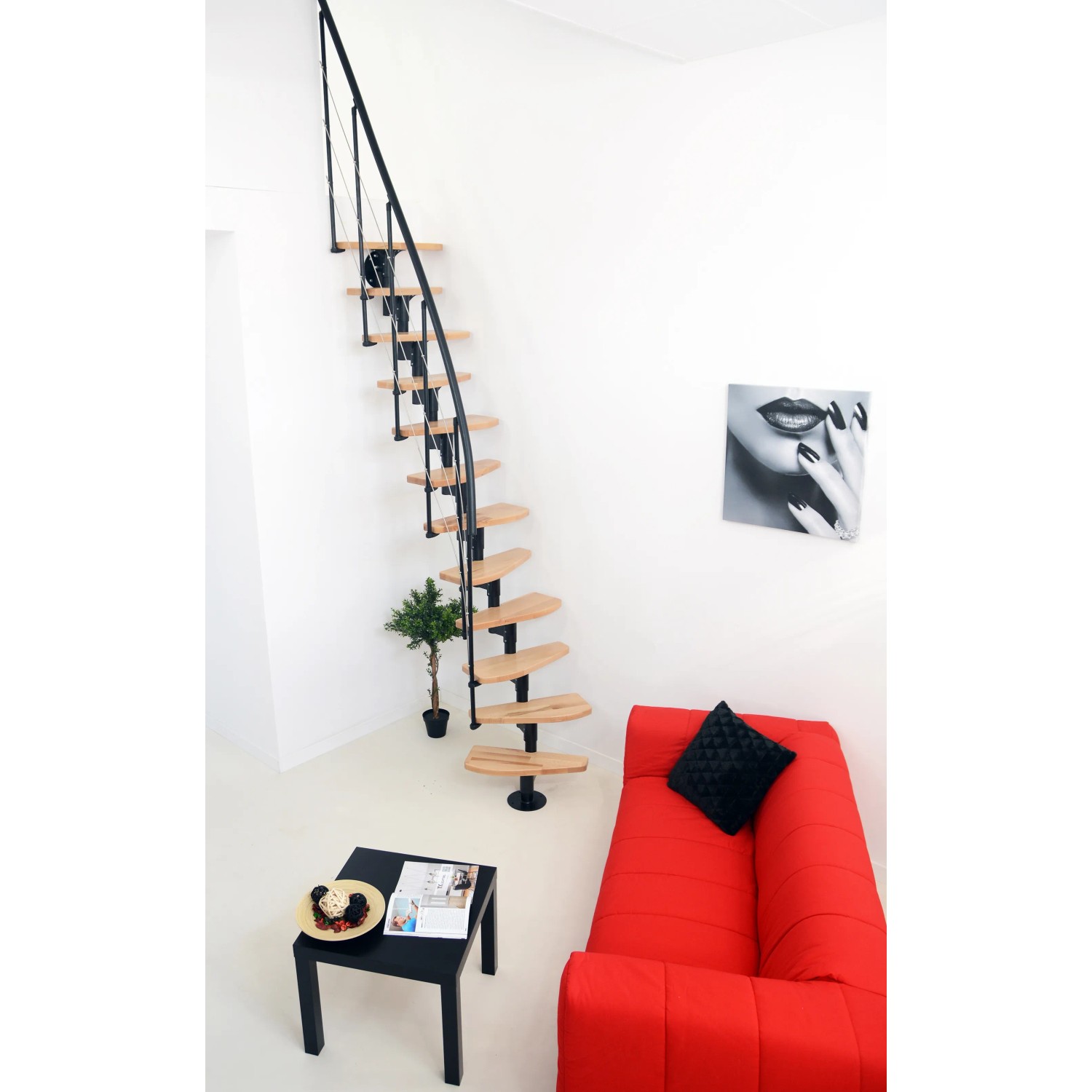 Minka Raumspartreppe Nizza Buche Schwarz, Ansicht im Wohnraum. Innentreppe mit Holzstufen und schwarzem Geländer.