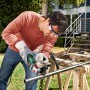 Mann schleift Metallrohr mit Bosch UniversalGrind 850-125 Winkelschleifer im Garten.