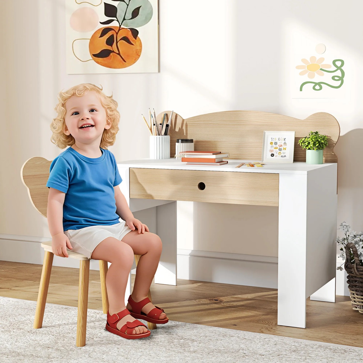 AIYAPLAY Kinderschreibtisch Set mit Schublade, Naturholz/Weiß, mit Kind auf dem Stuhl.