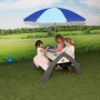Sand- und Wassertisch Delta mit Sonnenschirm: Kinder spielen am grauen Picknicktisch mit Wannen für Sand und Wasser.