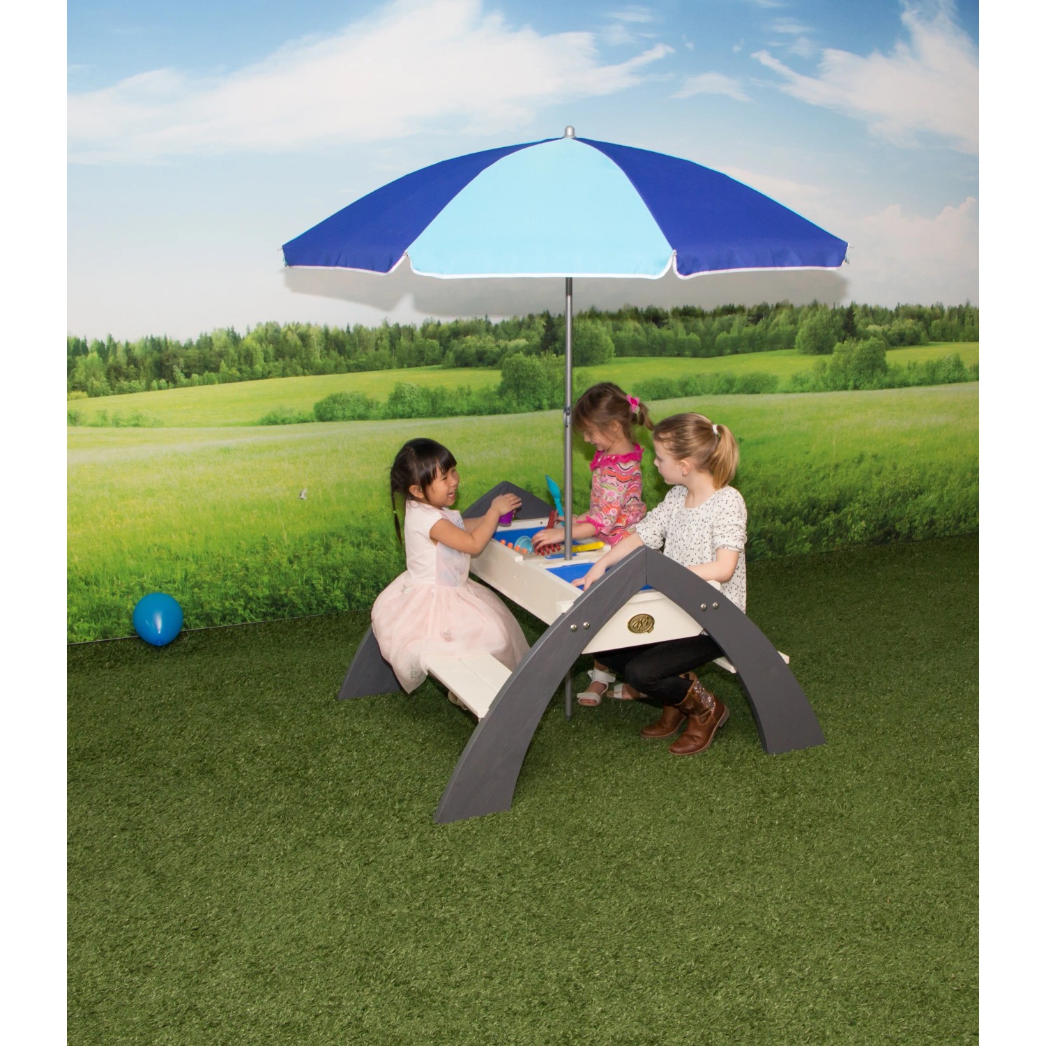 Sand- und Wassertisch Delta mit Sonnenschirm: Kinder spielen am grauen Picknicktisch mit Wannen für Sand und Wasser.