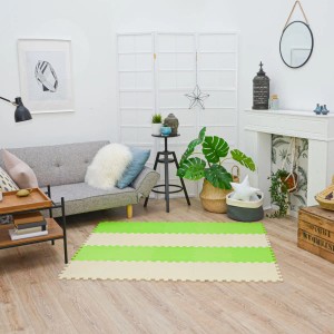 LittleTom Puzzlematte, 18-teilig, hellgrün & beige, im Wohnzimmer. Weiche Spielmatte für Babys und Kinder.