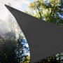 Anthrazitfarbenes, dreieckiges Perel Sonnensegel mit LED-Beleuchtung, 3,6 m Kantenlänge.