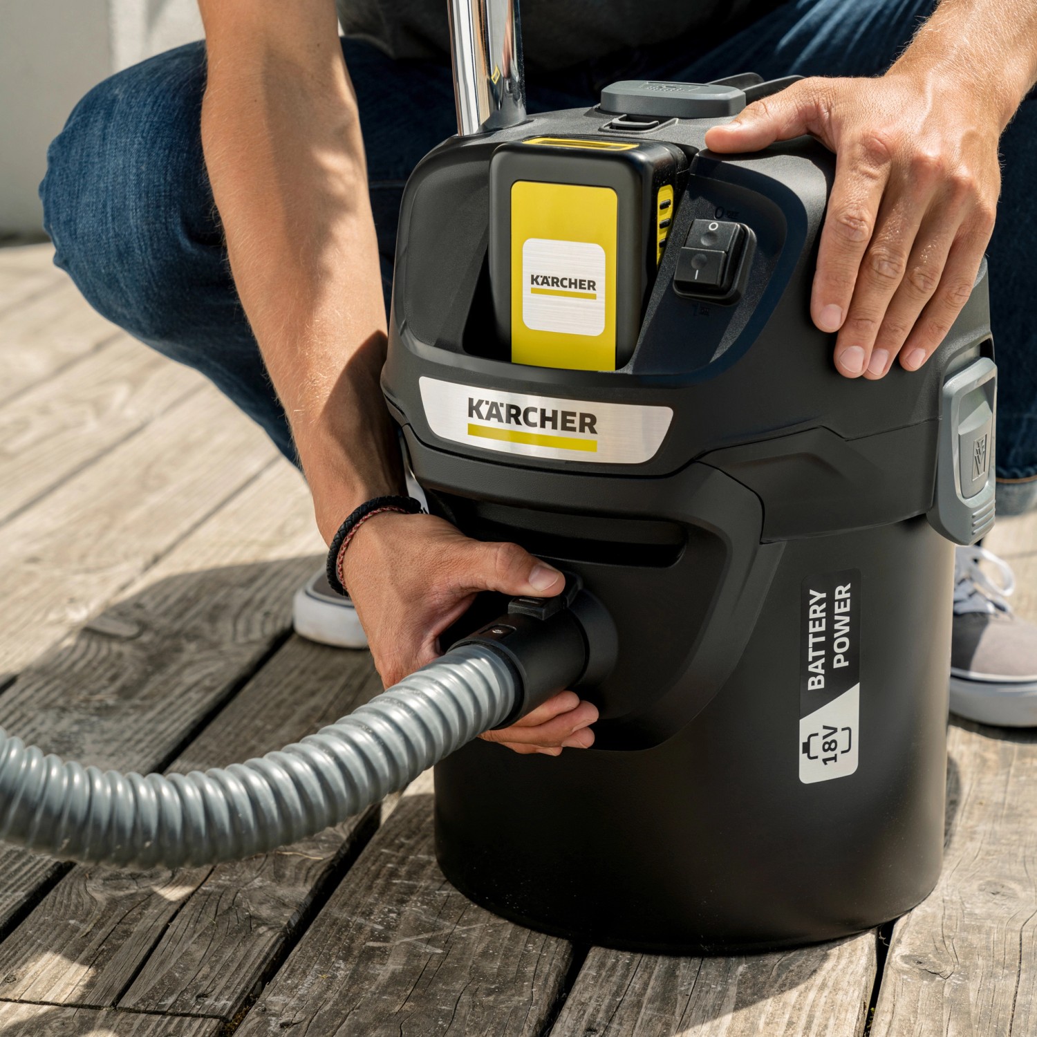 Kärcher Akku-Aschesauger AD 2 mit Akku und Ladestation im Einsatz.
