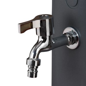 Detailaufnahme: Chrom-Fußhahn der grauen Gre Solardusche aus Harz, Teil der Outdoor Dusche.