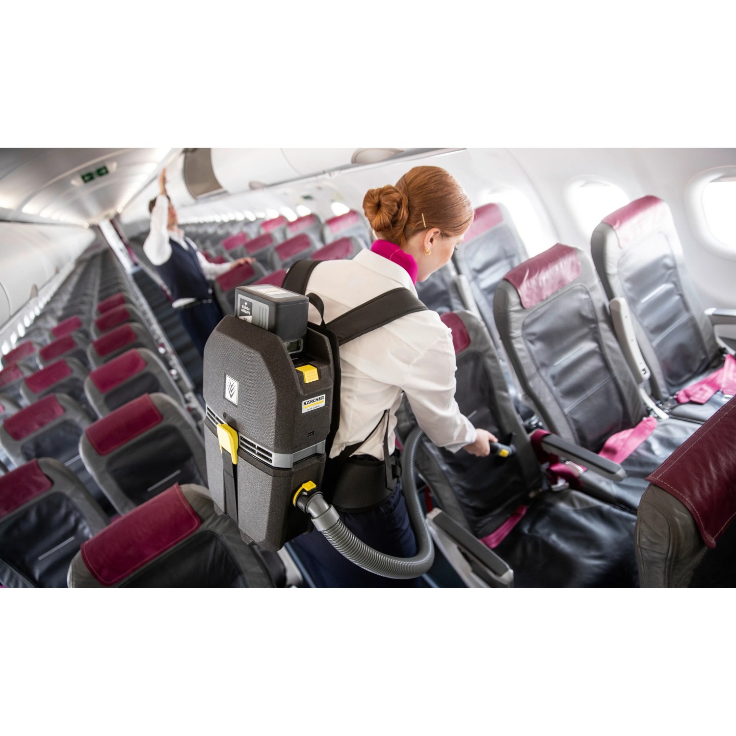 Kärcher Akku-Rucksacksauger BVL 5/1 Bp im Einsatz in einem Flugzeug.
