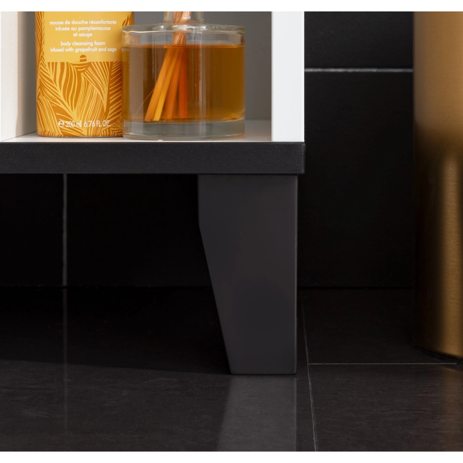 Detailaufnahme: Schwarze Füße des Fackelmann Waschbeckenunterschranks TE-A in Nature Oak.