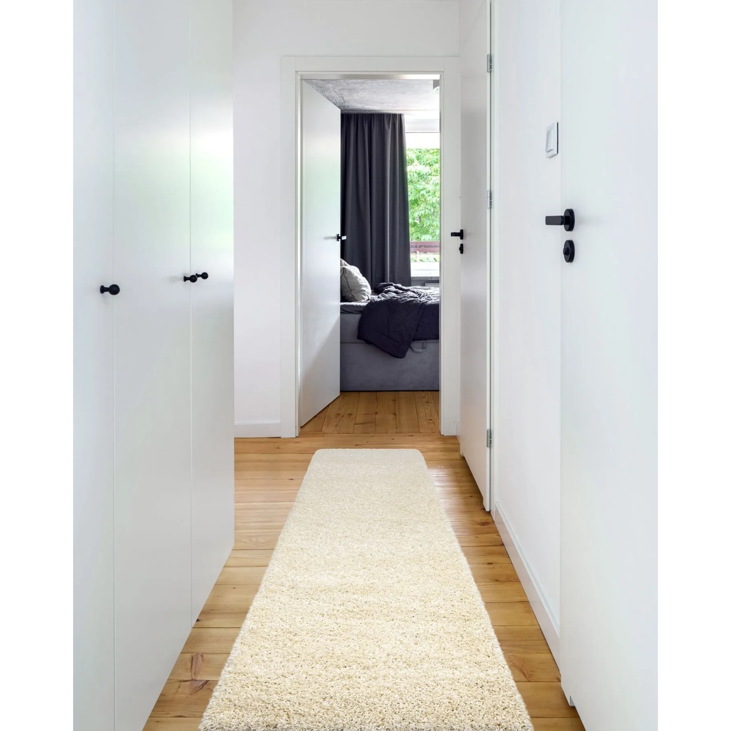 Cremefarbener Shaggy Teppich Läufer Soffi 80x200cm aus Polypropylen im Flur. Weicher Hochflor Teppich.
