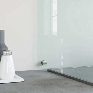 Transparente DELUKE Küchenrückwand aus Glas (70x60cm) als Spritzschutz neben einem Induktionskochfeld.