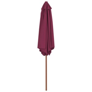 Zusammengeklappter bordeauxroter Sonnenschirm mit Holz-Mast für Garten und Terrasse. UV-Schutz.