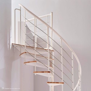 Weiße Intercon Wendeltreppe Select, 140 cm Durchmesser, mit 14 Stufen aus Buche Natur. Modernes Metallgeländer.