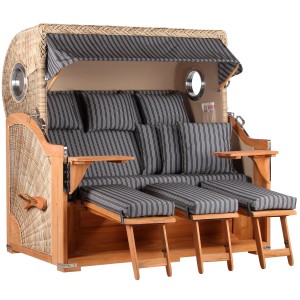 XXL Strandkorb Westerland Teak mit Bullauge und grau-weiß gestreiften Polstern.