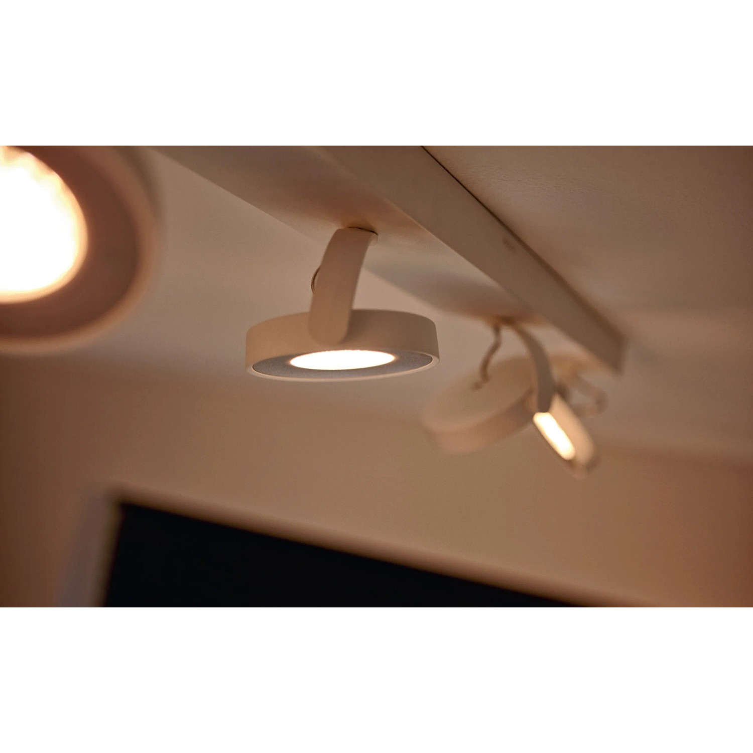 Weißer Philips LED-Spot Clockwork 4er mit Warmglow-Effekt für Wohnräume.