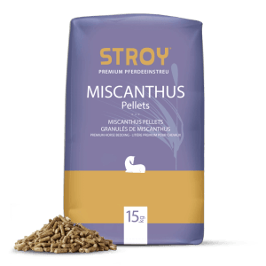 STROY Miscanthus Pellets Einstreu 15kg Sack für Pferde. Braune Pellets vor lila-goldenem Beutel.