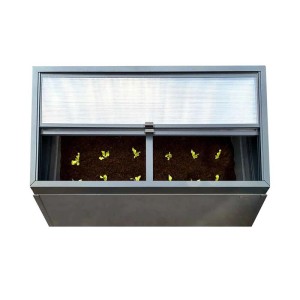 Anthrazitfarbener Zipper Frühbeetaufsatz auf Hochbeet, mit verschiebbaren Polycarbonatplatten und jungen Pflanzen.