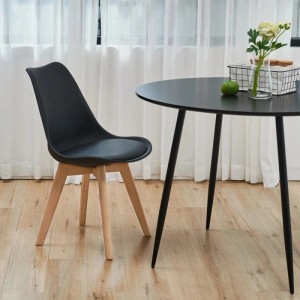 Schwarzer Svita Mats Esszimmerstuhl aus dem 2er Set mit Kunstledersitz und Holzbeinen. Modernes Design für Küche & Esszimmer.