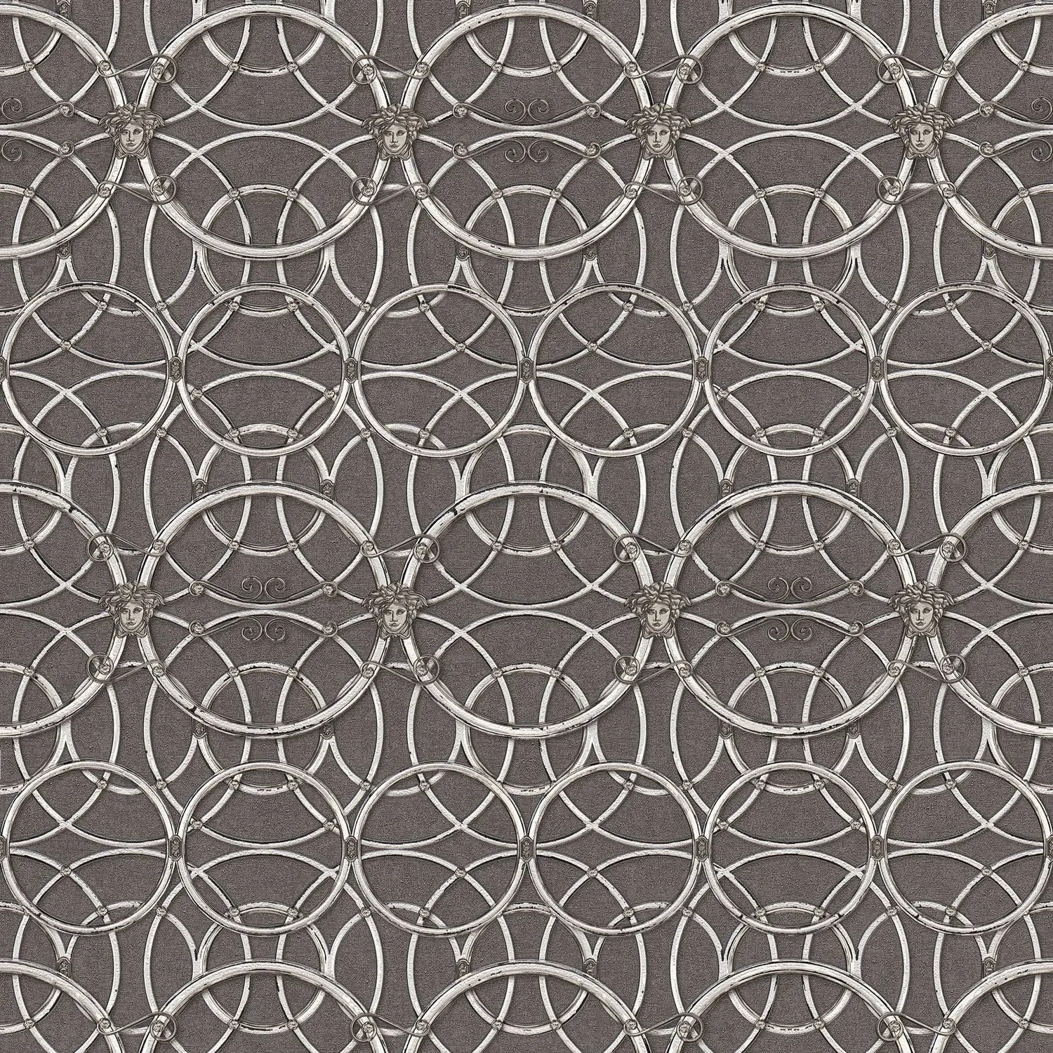 Barock Tapete in Silber-Grau mit schimmernden Ornamenten und Kreismuster.