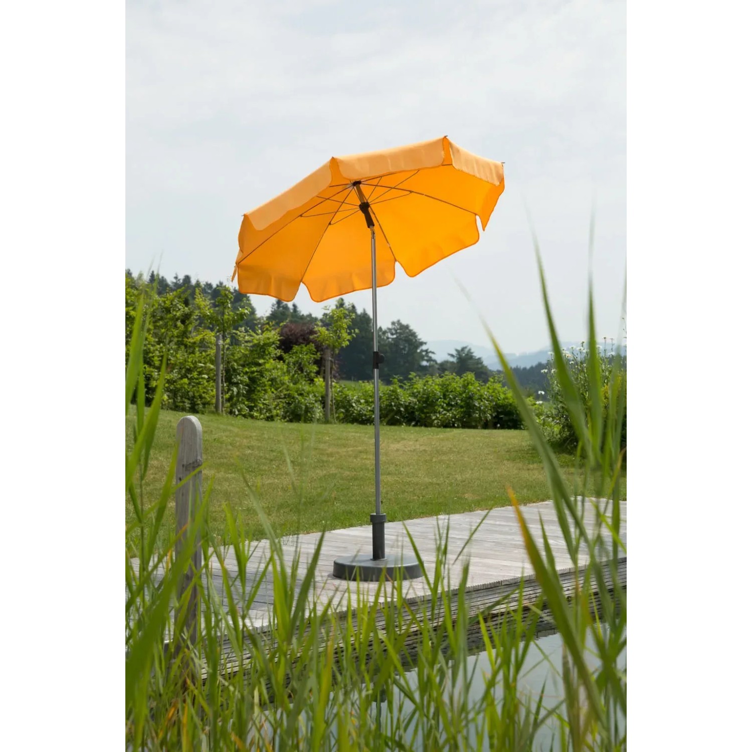 Schneider Balkonschirm Locarno, Ø 150 cm, Mandarine. Sonnenschirm mit Knickfunktion für Balkon oder Terrasse.