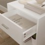 Weißer MDF Nachttisch mit offener Schublade, Buch und Ablage. Modernes Design für Schlaf- oder Wohnzimmer.