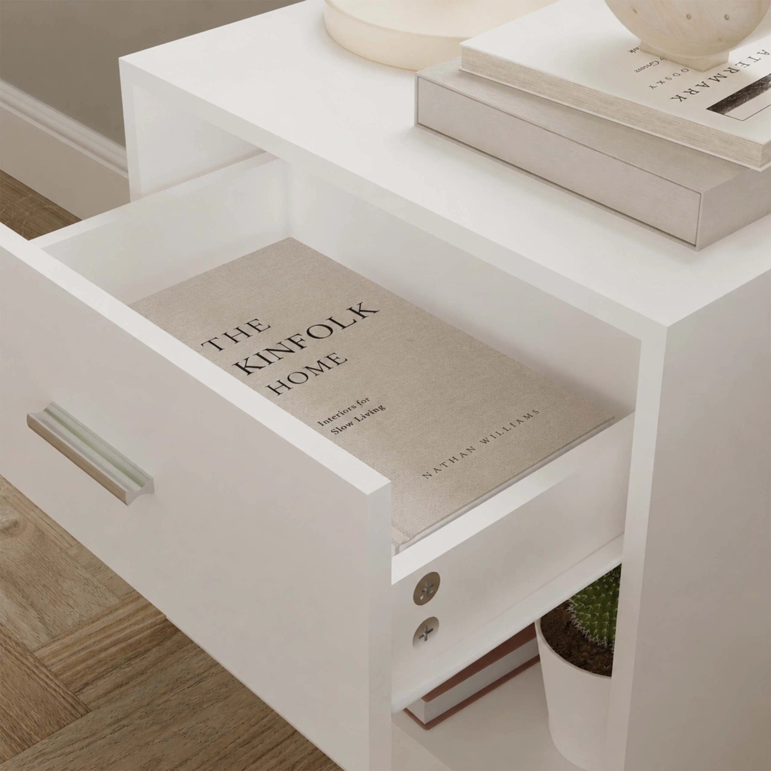 Weißer MDF Nachttisch mit offener Schublade, Buch und Ablage. Modernes Design für Schlaf- oder Wohnzimmer.