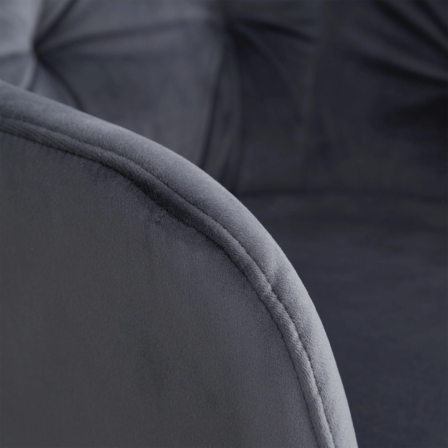 Detailaufnahme: Grauer Polsterstuhl aus Samt (4er Set). Bequemer Esszimmerstuhl mit Armlehne.