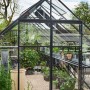 Schwarzes Halls Gewächshaus Qube+ 816 mit Pflanzen auf 13 m² Fläche.