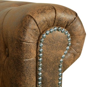 Detailansicht: Braunes Chesterfield Sofa 2-Sitzer aus Kunstleder mit Ziernägeln.
