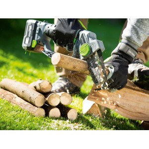 LUX Akku-Kettensäge beim Sägen von Holz, Zubehör für Kettensägen.