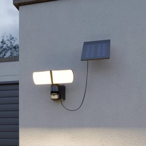 Schwarze Arcchio LED Solar-Wandleuchte Lissano mit Bewegungsmelder für den Außenbereich.