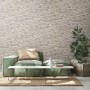 Beige Bruchstein Tapete mit 3D-Struktur im Wohnraum. Moderne Steinoptik Vliestapete.