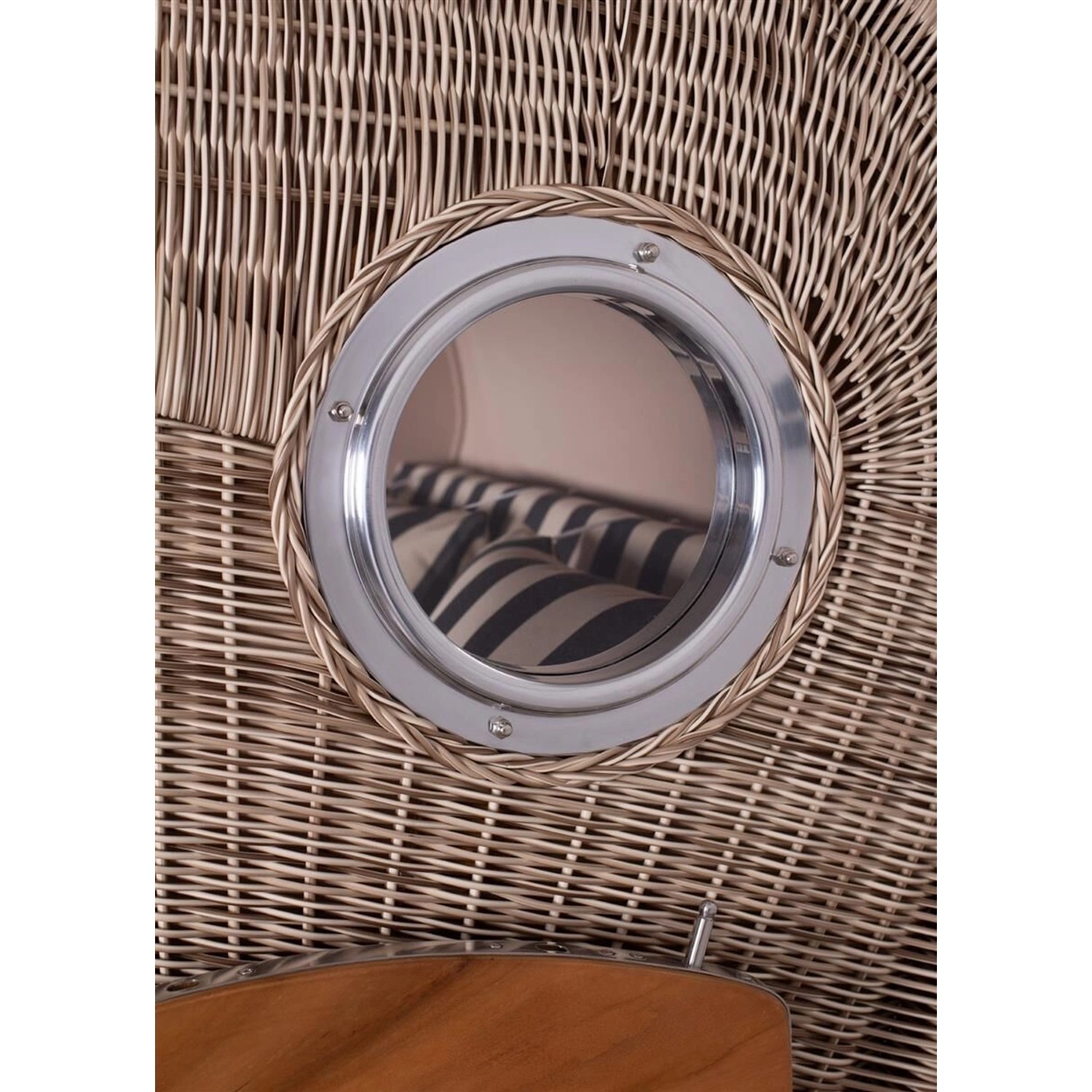 Detailaufnahme Strandkorb Ammersee Grande XL Teak mit Bullauge und PE-Geflecht.