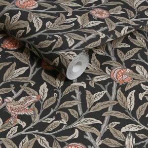 William Morris Vliestapete Bird & Pomegranate, graues Blätter- und Vogelmuster auf dunklem Grund.