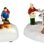 Weihnachtsdorf Figuren: Zwei Szenen mit Lagerfeuer-Camping und Grillen im Schnee, beleuchtet. Ideal für Adventsdeko.