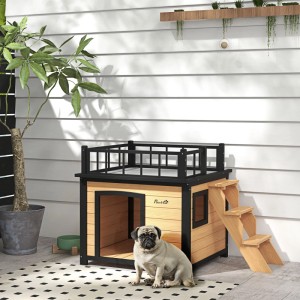 PawHut Hundehütte aus Tannenholz mit Balkon, Treppe und Fenster. Erhöhte Bauweise. Ein Mops sitzt davor.