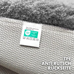 Detailaufnahme der rutschfesten Rückseite der silbernen Karat Badematte Maris mit Blattstruktur.