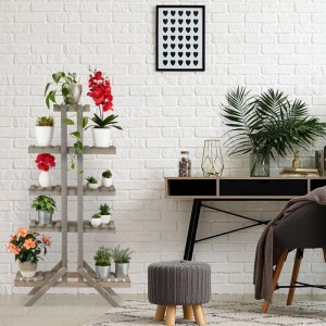 Graue Holz-Blumentreppe mit 5 Stufen und 9 Ablagen, freistehend, voller Pflanzen und Blumen im Wohnzimmer.